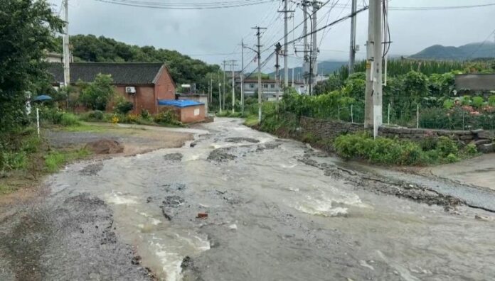Más de 30 muertos tras intensas lluvias en China Más de 30 personas perdieron la vida en Pekín debido a las fuertes e intensas lluvias que han golpeado Pekín, la capital de China.