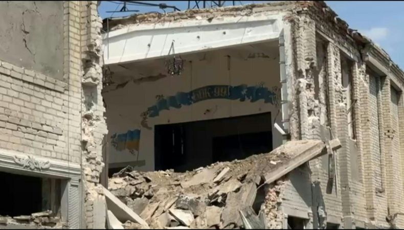 Ataques rusos en Ucrania dejaron al menos 25 civiles muertos, entre ellos una embarazada de 23 años y más de diez presos.