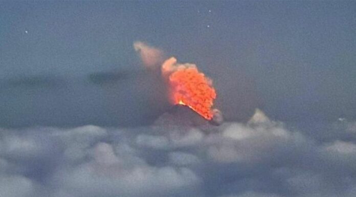 El volcán Kliuchevskoi, en el extremo oriente de Rusia, entró en erupción horas después del terremoto que activó alertas de tsunami en el Pacífico.