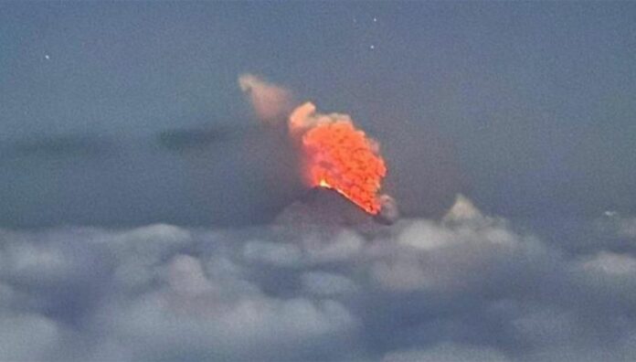 Un volcán entra en erupción en el extremo oriente de Rusia tras el terremoto El volcán Kliuchevskoi, en el extremo oriente de Rusia, entró en erupción horas después del terremoto que activó alertas de tsunami en el Pacífico.
