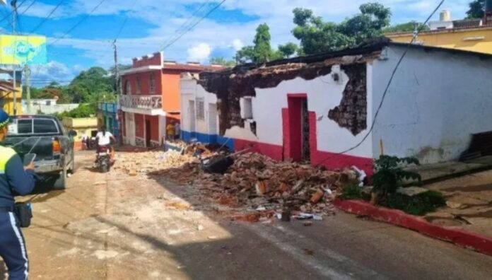 Fuertes sismos dejan dos muertos y daños en viviendas en Guatemala Guatemala mantiene la alerta naranja tras los fuertes sismos del martes, que dejaron al menos dos personas fallecidas