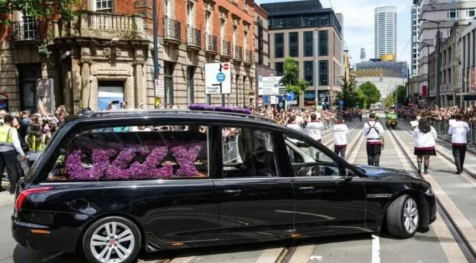 Miles de personas llenaron las calles de Birmingham este miércoles 30 de julio para darle el último adiós a Ozzy Osbourne, leyenda del heavy metal y fundador de Black Sabbath. Su familia encabezó la ceremonia pública antes del funeral privado.