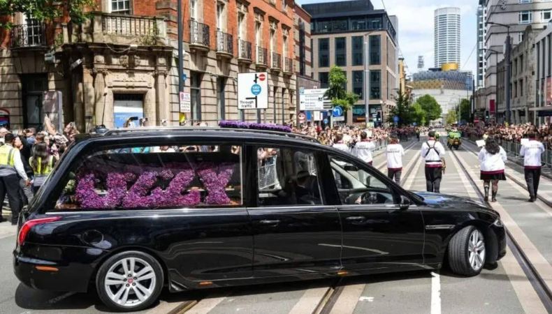 Miles de personas llenaron las calles de Birmingham este miércoles 30 de julio para darle el último adiós a Ozzy Osbourne, leyenda del heavy metal y fundador de Black Sabbath. Su familia encabezó la ceremonia pública antes del funeral privado.