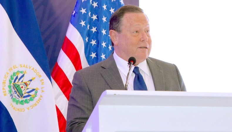 Embajador de Estados Unidos, William Duncan, se retira de El Salvador