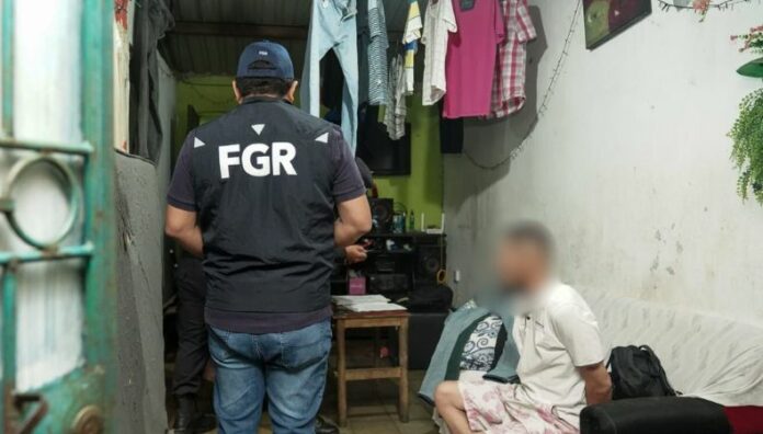 FGR desarticula estructura dedicada al hurto por medios informáticos La Fiscalía giró 85 órdenes de captura contra presuntos miembros de una estructura dedicada al hurto de dinero por medios informáticos.