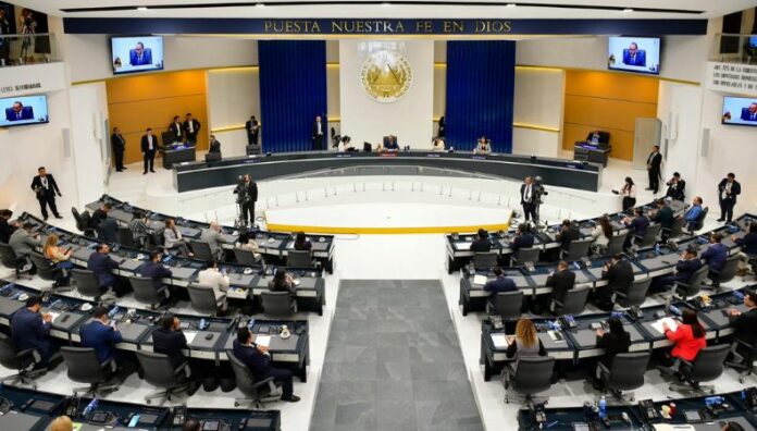 Aprueban reelección presidencial y amplían período a 6 años La Asamblea Legislativa aprobó acuerdo de reformas a la Constitución para avalar la reelección presidencial, con un período de 6 años