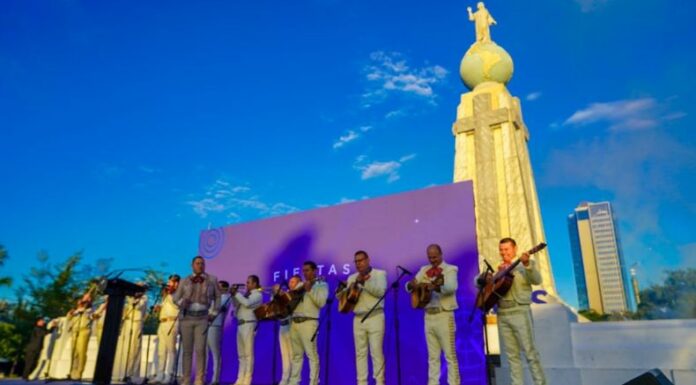 Desde primeras horas de la mañana, decenas de capitalinos se reunieron en la plaza Salvador del Mundo para participar en la tradicional alborada y degustar el típico atol shuco.
