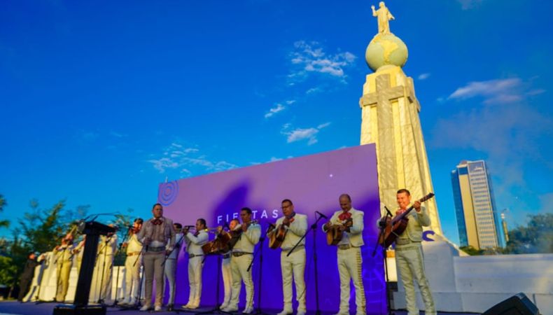 Desde primeras horas de la mañana, decenas de capitalinos se reunieron en la plaza Salvador del Mundo para participar en la tradicional alborada y degustar el típico atol shuco.