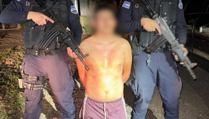 Capturan a responsable de atropellar a dos menores en La Libertad Un hombre de 24 años de edad fue capturado por atropellar a dos niñas en el cantón Melara en La Libertad Costa.