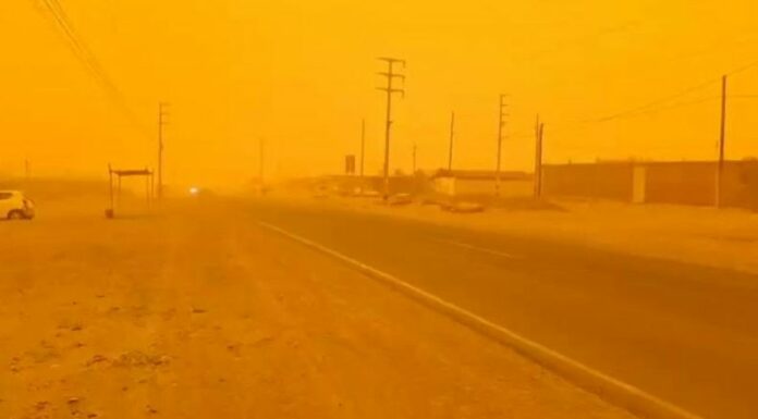 Una gran tormenta de arena y polvo sorprendió el jueves a pobladores de cuatro regiones costeras del sur de Perú.