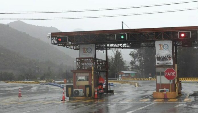 Derrumbe en mina de Chile deja al menos un muerto y varios desaparecidos Las utoridades chilenas realizan una intensa búsqueda de cinco mineros atrapados tras un derrumbe en una mina. Se contabiliza al menos un fallecido.
