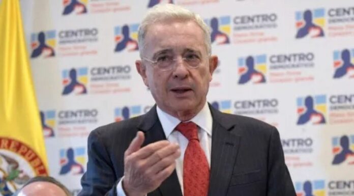 A sus 73 años, Álvaro Uribe, se convirtió en el primer expresidente de Colombia condenado por un tribunal penal.