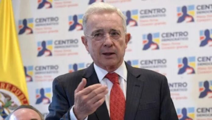Expresidente colombiano Álvaro Uribe es condenado a 12 años de prisión domiciliaria A sus 73 años, Álvaro Uribe, se convirtió en el primer expresidente de Colombia condenado por un tribunal penal.