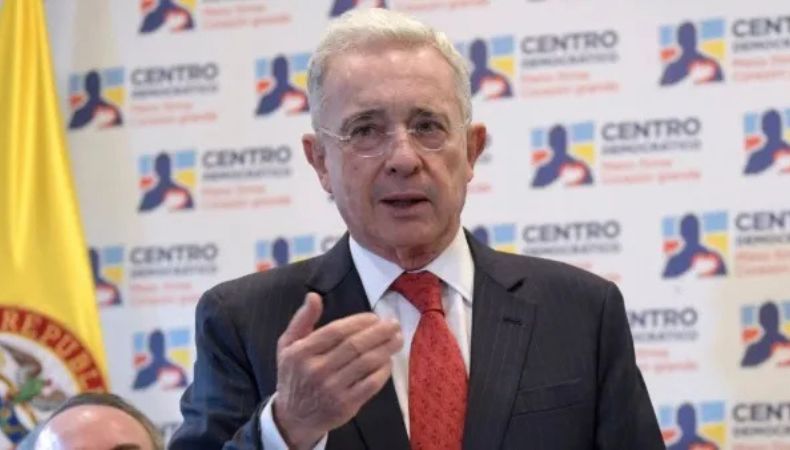 A sus 73 años, Álvaro Uribe, se convirtió en el primer expresidente de Colombia condenado por un tribunal penal.