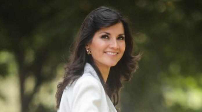 Para Lourdes Lara, los tacones no son impedimento para correr por los pasillos del Foro 4 y llegar a tiempo y preparada para presentar las noticias de la emisión de TL2 a las 7:00 p.m.