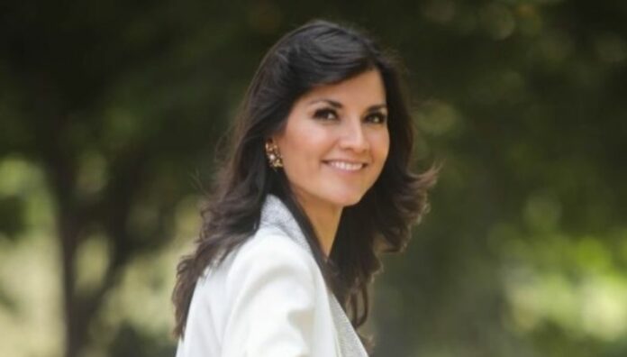 Lourdes Lara ¡toda una experta corriendo en tacones! Para Lourdes Lara, los tacones no son impedimento para correr por los pasillos del Foro 4 y llegar a tiempo y preparada para presentar las noticias de la emisión de TL2 a las 7:00 p.m.