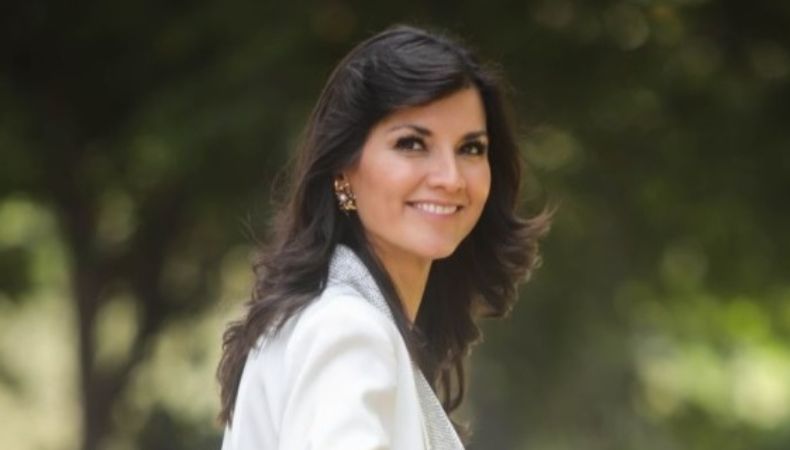 Para Lourdes Lara, los tacones no son impedimento para correr por los pasillos del Foro 4 y llegar a tiempo y preparada para presentar las noticias de la emisión de TL2 a las 7:00 p.m.