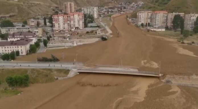 La avalancha de lodo arrasó parte de la ciudad de Tyrnyauz, Rusia, dejando a partes de la ciudad sin suministro de agua, luz y gas.