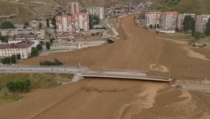 Avalancha de lodo arrasa una ciudad en Rusia La avalancha de lodo arrasó parte de la ciudad de Tyrnyauz, Rusia, dejando a partes de la ciudad sin suministro de agua, luz y gas.