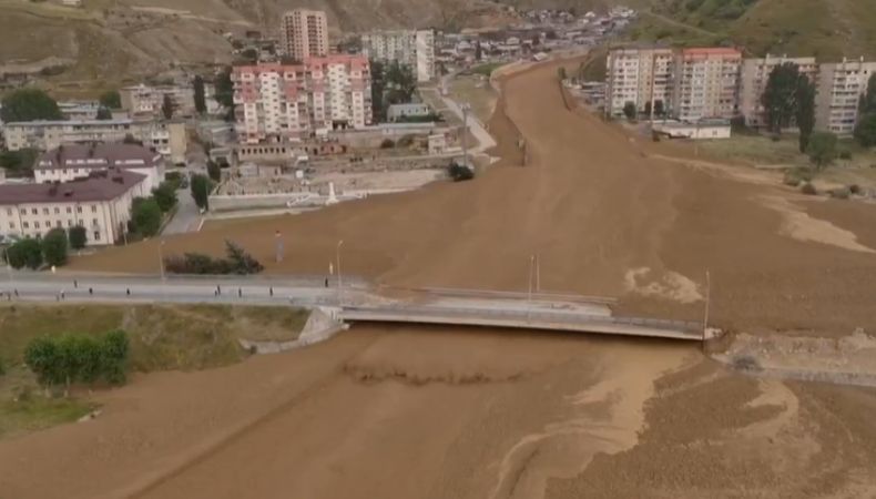 La avalancha de lodo arrasó parte de la ciudad de Tyrnyauz, Rusia, dejando a partes de la ciudad sin suministro de agua, luz y gas.