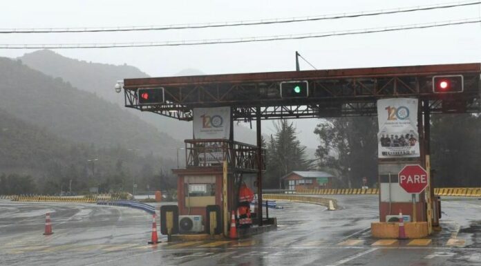 Rescatistas hallaron este sábado el cuerpo de uno de los cinco mineros que permanecían atrapados en la mina subterránea El Teniente.