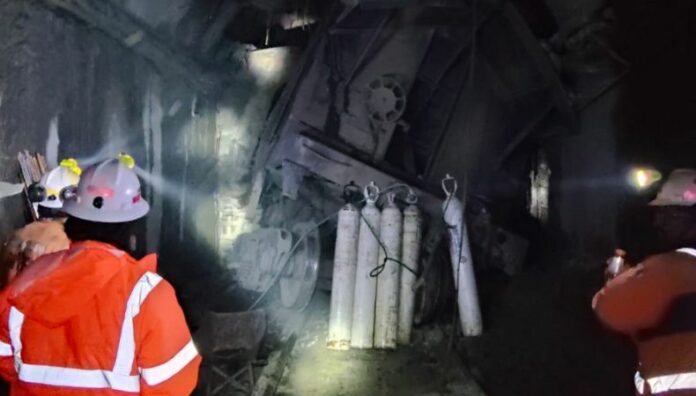 Encuentran sin vida al último minero atrapado en Chile Chile confirmó el hallazgo del cuerpo sin vida del último minero desaparecido tras el derrumbe del jueves en la mina El Teniente.