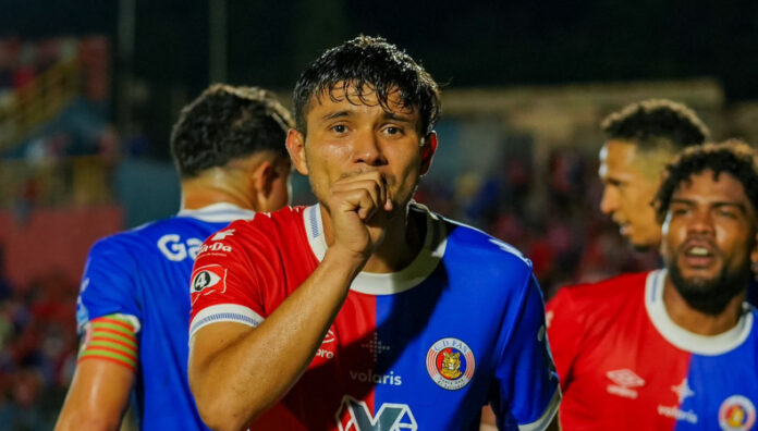 FAS se mantiene líder del Apertura 2025 Club Deportivo FAS se mantiene como líder del torneo. Mientras que, Alianza rescató un empate ante Platense en el Apertura 2025.