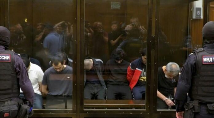 Diecinueve personas empezaron a ser juzgadas en Moscú por un atentado en una sala de conciertos que dejó 149 muertos.