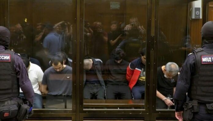 Inicia juicio por atentado en sala de conciertos de Moscú que causó 149 muertes Diecinueve personas empezaron a ser juzgadas en Moscú por un atentado en una sala de conciertos que dejó 149 muertos.