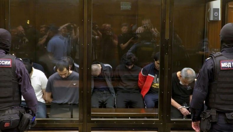 Diecinueve personas empezaron a ser juzgadas en Moscú por un atentado en una sala de conciertos que dejó 149 muertos.