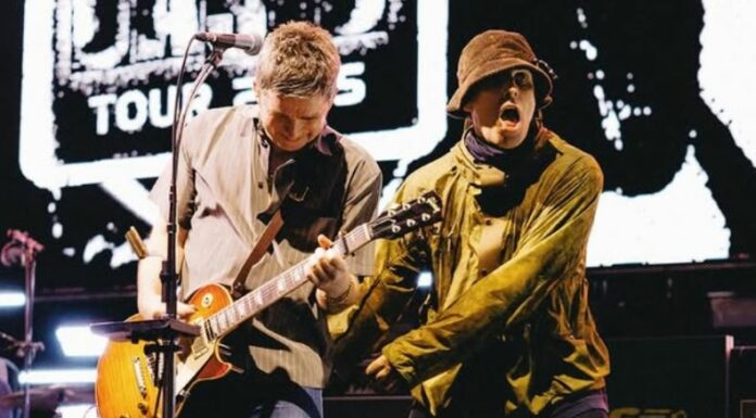 Un hombre perdió la vida tras caer desde una grada durante el concierto de Oasis en el estadio de Wembley, en Londres. La banda británica lamentó el hecho.