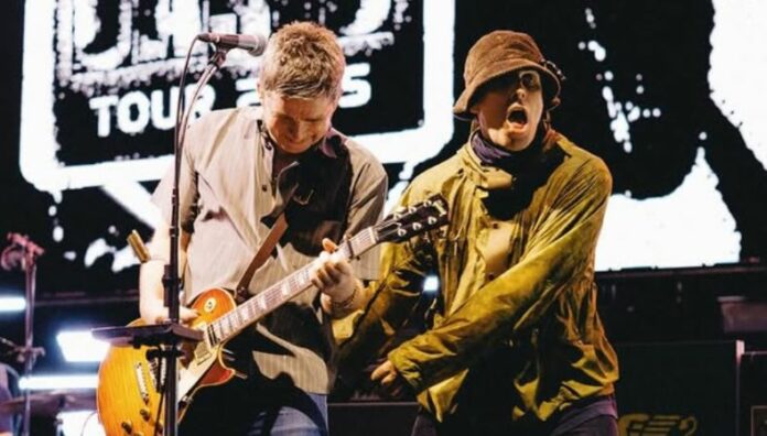 Muere fan al caer de las gradas en concierto de Oasis Un hombre perdió la vida tras caer desde una grada durante el concierto de Oasis en el estadio de Wembley, en Londres. La banda británica lamentó el hecho.