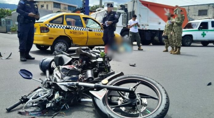 Un motociclista perdió la vida al impactar contra un vehículo particular en la intersección de la avenida Bernal y el bulevar Universitario, San Salvador Centro.