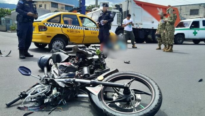 Motociclista fallece en accidente de tránsito en San Salvador Un motociclista perdió la vida al impactar contra un vehículo particular en la intersección de la avenida Bernal y el bulevar Universitario, San Salvador Centro.