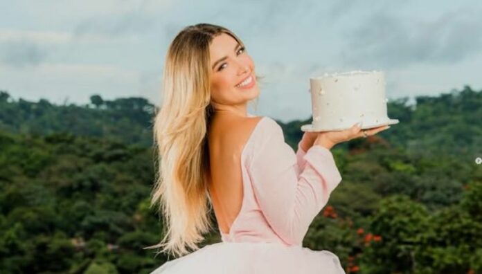 Viva la Mañana celebra el cumpleaños de Larissa con piñata y pastel La conductora de Viva la Mañana fue sorprendida en vivo con pastel, piñata y emotivos mensajes por su cumpleaños. También compartió momentos especiales con su hijo y familia en redes sociales.
