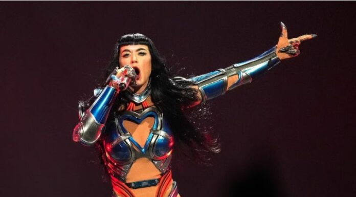 Una joven llamada al escenario por Katy Perry se desmayó frente a más de 13,000 asistentes. La artista interrumpió su presentación y pidió una oración por su recuperación.