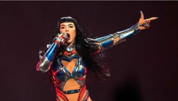 Fan de Katy Perry se desmaya en pleno concierto en Detroit Una joven llamada al escenario por Katy Perry se desmayó frente a más de 13,000 asistentes. La artista interrumpió su presentación y pidió una oración por su recuperación.