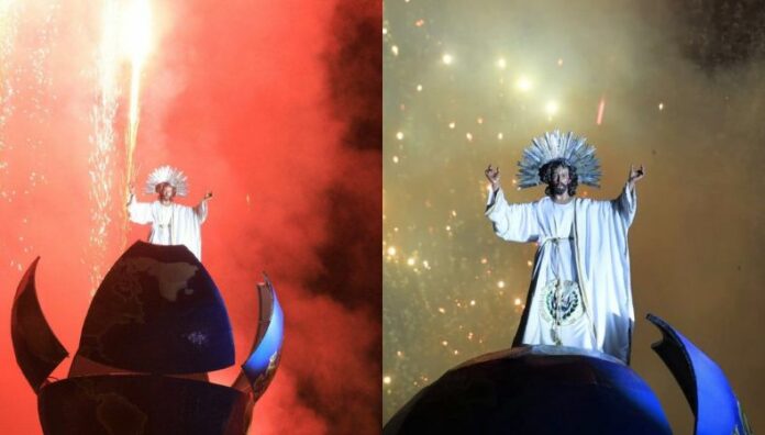 Salvadoreños viven con fervor la Transfiguración del Divino Salvador del Mundo Como ya es tradición, feligreses católicos asistieron al acto de la Transfiguración del Divino Salvador del Mundo.