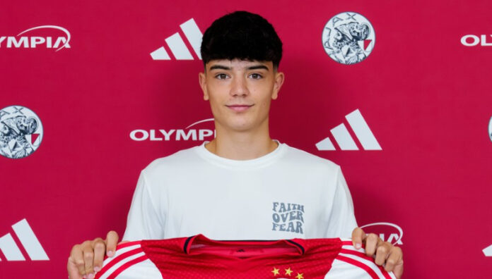 Ajax fichó a canterano del Barcelona El Ajax de Ámsterdam fichó al juvenil mediocampista español procedente del FC Barcelona para las próxima tres temporadas.