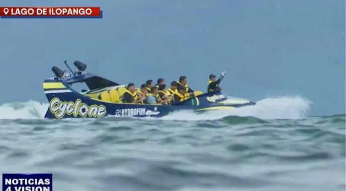 El lago de Ilopango ha incluido entre sus ofertas turísticas ¡una montaña rusa acuática!