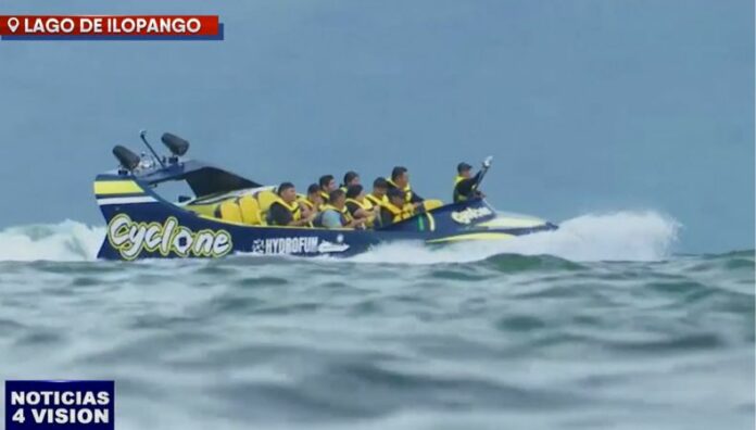 Lago de Ilopango ¡tiene su propia montaña rusa! El lago de Ilopango ha incluido entre sus ofertas turísticas ¡una montaña rusa acuática!