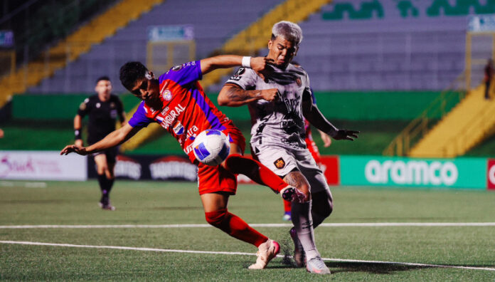 Águila cae goleado ante Xelajú en debut en Copa Centroamericana Club Deportivo Águila cayó por goleada en su visita al Xelajú de Guatemala en Copa Centroamericana de la CONCACAF.