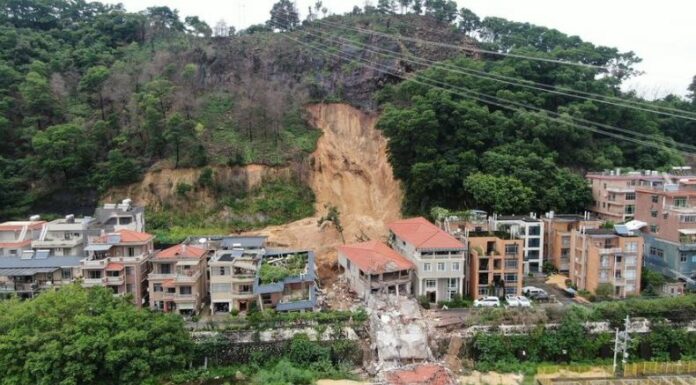 Las fuertes lluvias en Guangzhou, China han provocado fuertes inundaciones y deslizamientos de tierra. Al menos dos personas murieron y cinco están desaparecidas.