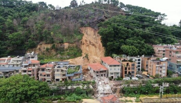 Dos muertos y cinco desaparecidos en China tras deslizamientos de tierra Las fuertes lluvias en Guangzhou, China han provocado fuertes inundaciones y deslizamientos de tierra. Al menos dos personas murieron y cinco están desaparecidas.