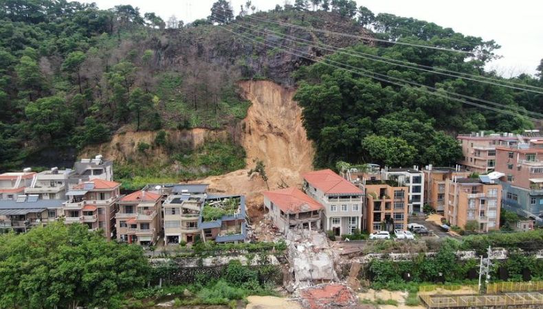Las fuertes lluvias en Guangzhou, China han provocado fuertes inundaciones y deslizamientos de tierra. Al menos dos personas murieron y cinco están desaparecidas.