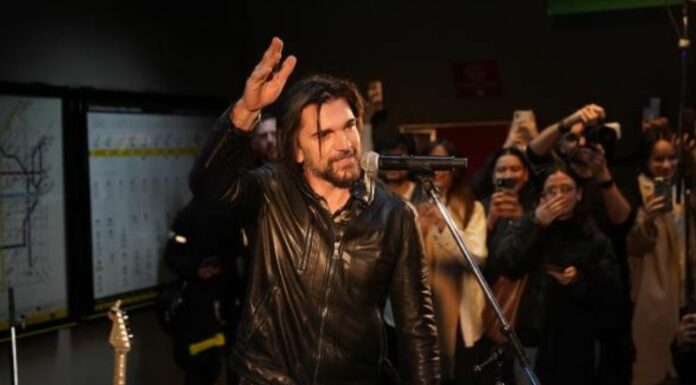 El cantante colombiano tomó por sorpresa a más de 1,500 personas al ofrecer un concierto improvisado en una estación del metro argentino.