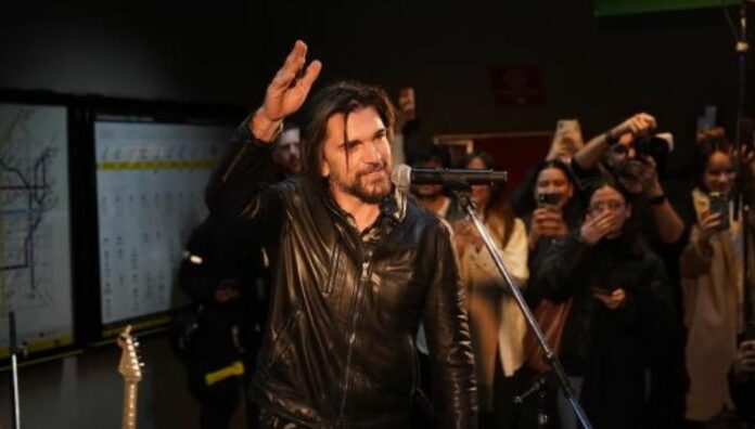 Juanes sorprende en metro de Buenos Aires con show gratuito El cantante colombiano tomó por sorpresa a más de 1,500 personas al ofrecer un concierto improvisado en una estación del metro argentino.