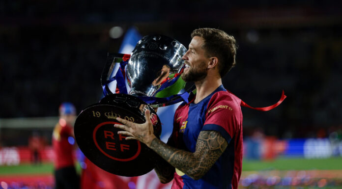 El defensor español, Iñigo Martínez, rescindió su contrato con el Barcelona para fichar como 