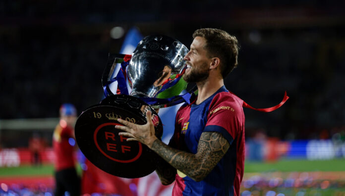 Iñigo Martínez rescindió su contrato con el Barcelona El defensor español, Iñigo Martínez, rescindió su contrato con el Barcelona para fichar como