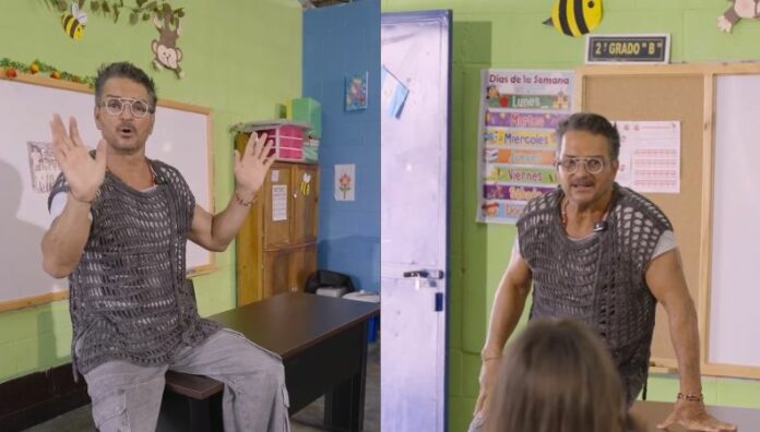 Ricardo Arjona vuelve a la escuela donde fue maestro El cantautor guatemalteco visitó la escuela pública donde impartió clases en los 80´ y sorprendió a sus exalumnos y les regaló entradas para uno de sus conciertos en Guatemala.